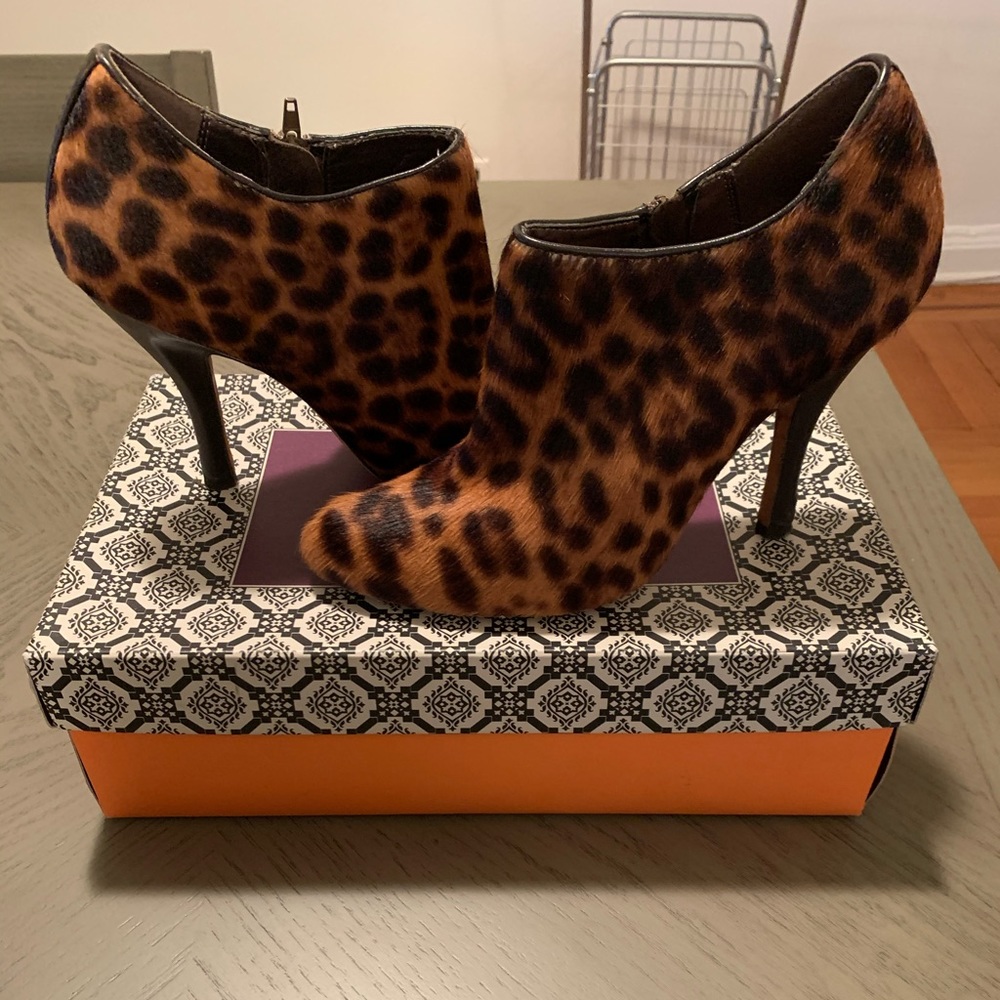 Isola Iian Miami leopard booties size 8.5